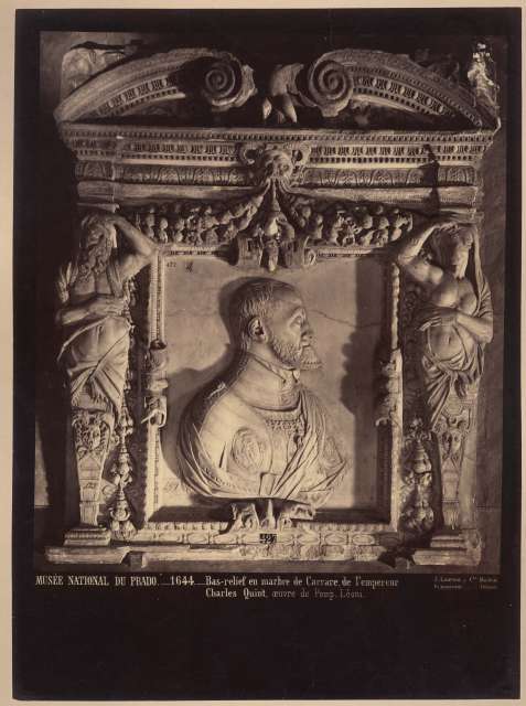 Laurent, Jean — Musèe national du Prado. Bas-relief en marbre de Carrare, de l'empereur Charles Quint, oeuvre de Pomp. Lèoni — insieme